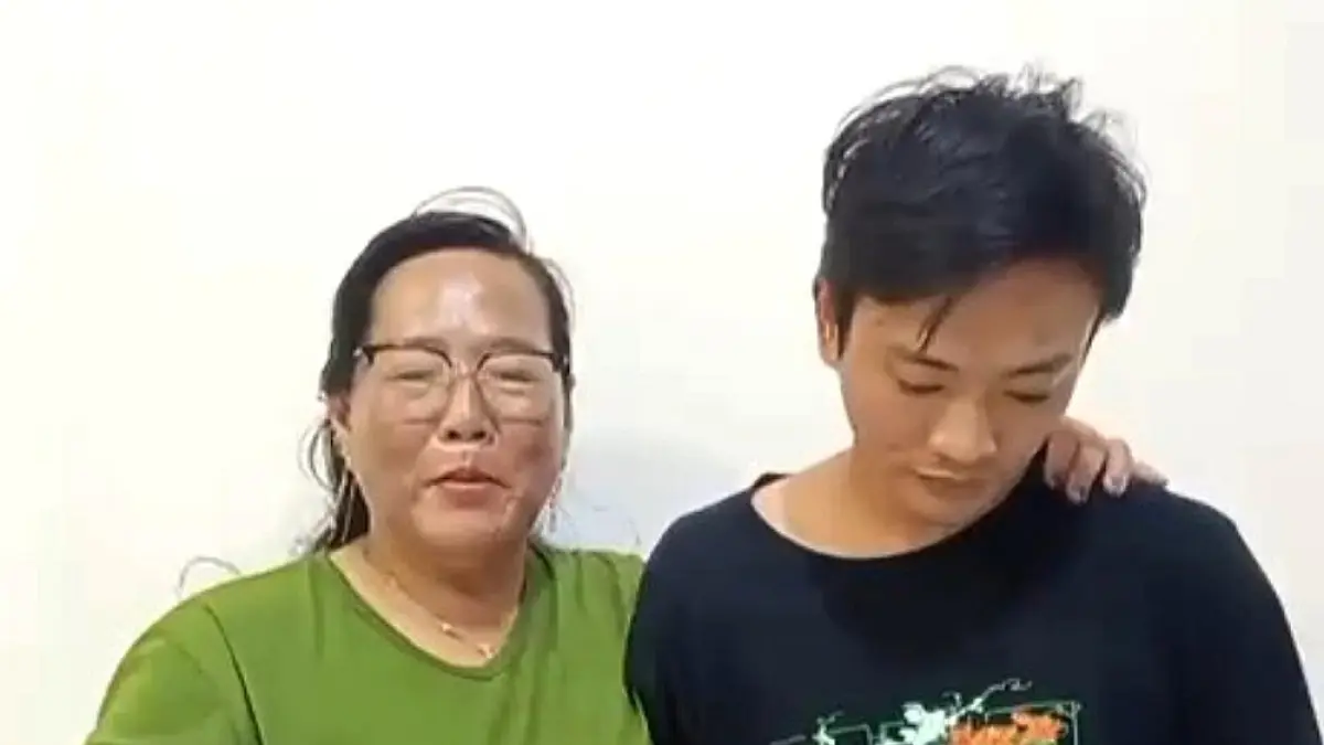 Helin (kiri) bersama anaknya, Deni Syahputra memberikan pernyataan kepada Batam Pos, Minggu, (12/4). F. Ihsan Imaduddin/Batam Pos