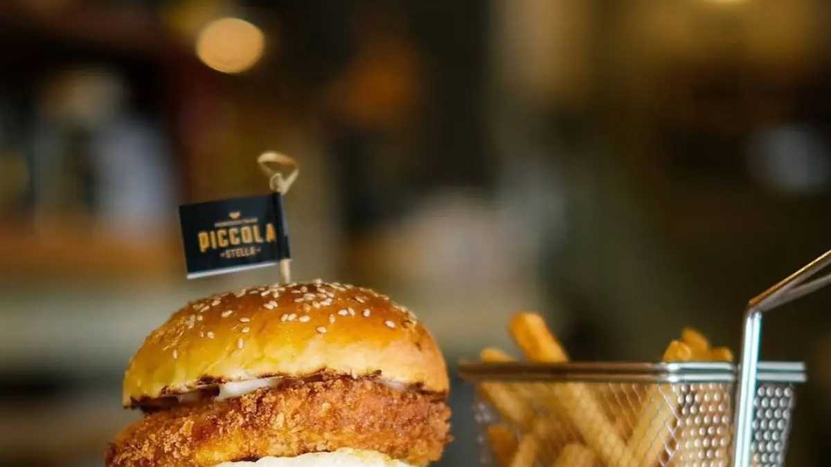 Menu burger di Picolla Stela Batam. (instagram.com/piccola_stella_batam/)