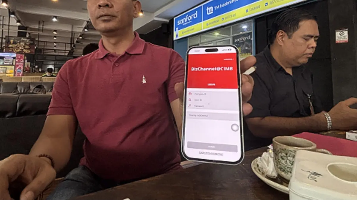 Nasabah CIMB Niaga Batam yang diduga menjadi korban pembobolan rekening Rp 1,8 miliar menunjukan aplikasi BizChannelCIMB. F. Yashinta/Batam Pos