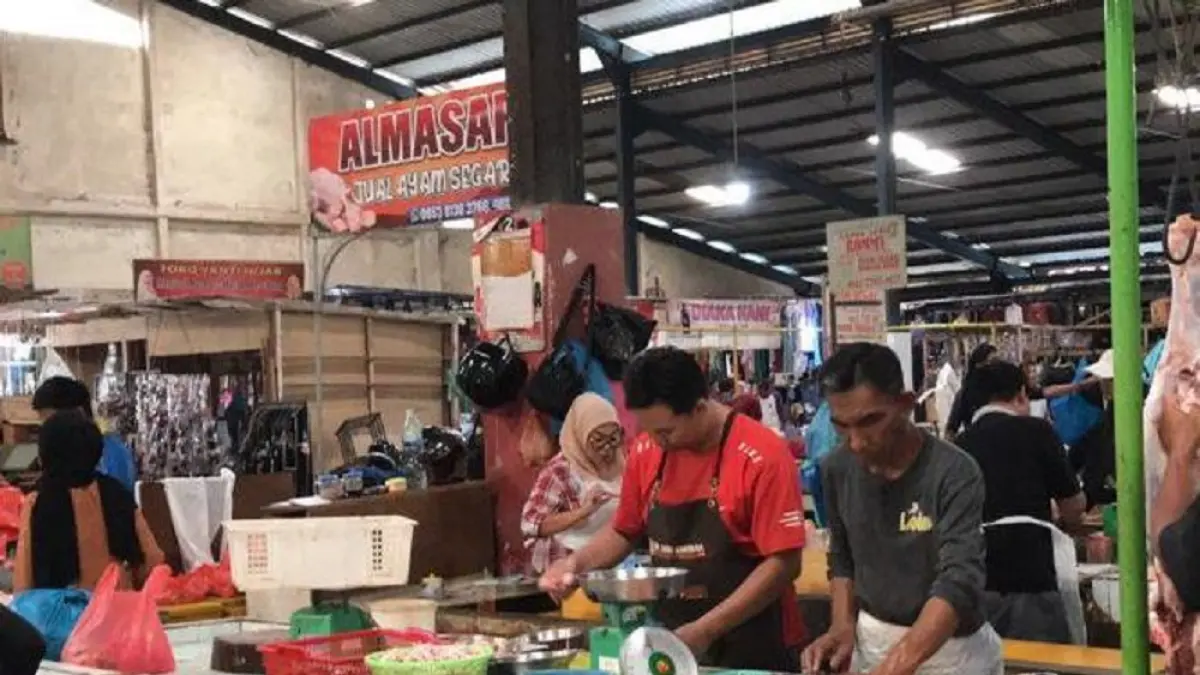 Pedagang ayam di Pasar Bintan Center Tanjungpinang, Minggu (12/4). F. Mohamad Ismail/Batam Pos