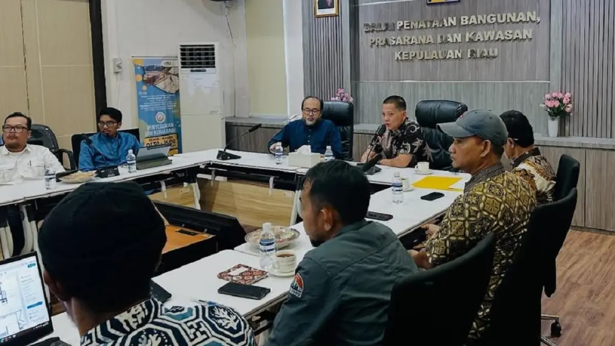 Wakil Bupati Kepulauan Anambas, Raja Bayu, berdiskusi dengan pimpinan BPBPK Kepri untuk melanjutkan kembali pembangunan Pasar Loka Tarempa. Foto : Raja Bayu untuk Batam Pos