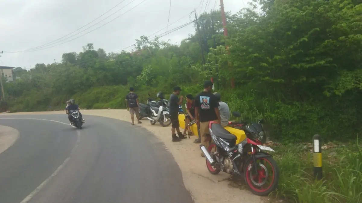 Warga menyisir parit dekat Perumahan Telaga Surya, Tanjunguban, Kecamatan Bintan Utara, pada Minggu (12/4/2026) setelah kemunculan buaya pada Jumat (10/4/2026). F. Kiriman Panyodi untuk Batam Pos