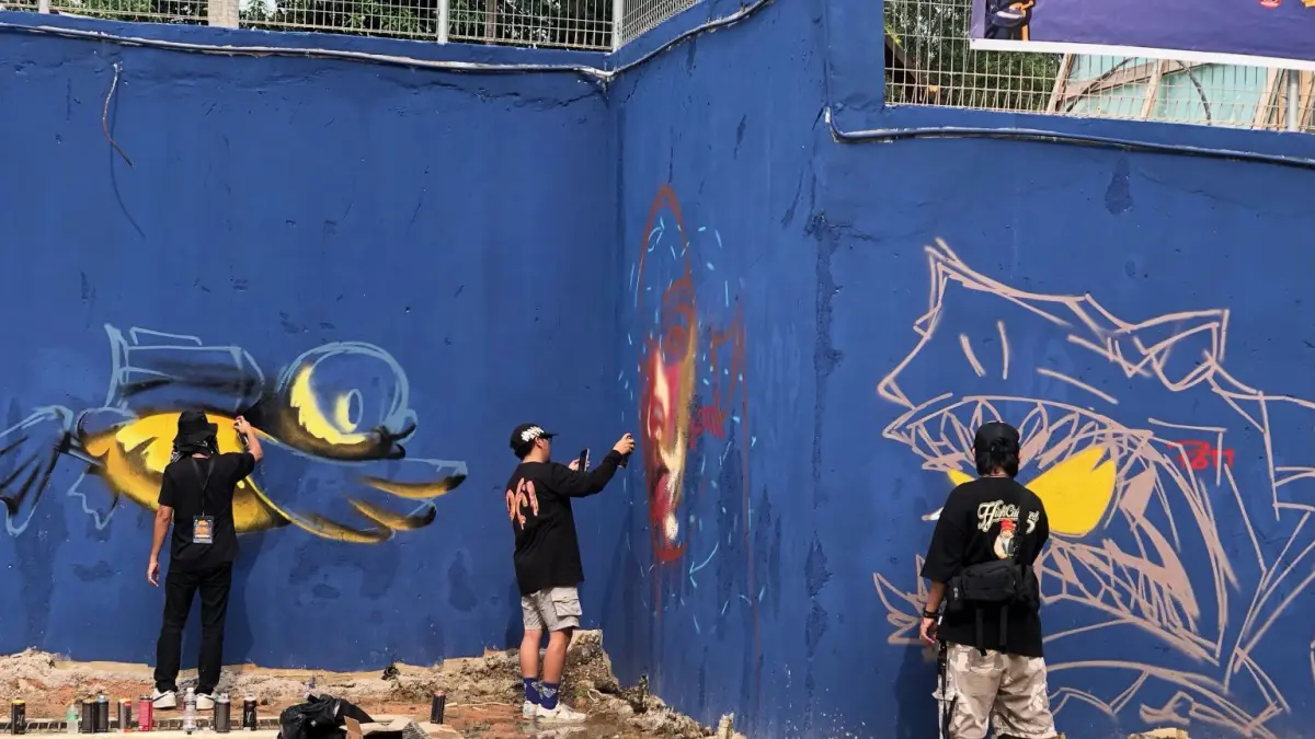 Puluhan seniman graffiti dari dalam dan luar negeri berkumpul dalam International Graffiti Festival 2026 bertajuk Wave of Wall sebuah perhelatan yang semula digagas sederhana, namun menjelma menjadi panggung lintas negara. Foto. Aziz Maulana/ Batam Pos