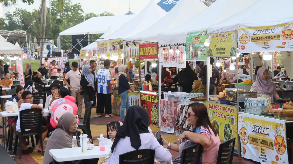 Aneka makanan dan minuman di tawarkar para UMKM di Dataran Engku Putri Batam Center, Minggu (12/4). F Cecep Mulyana/Batam Pos
