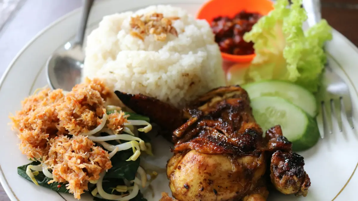 Ilustrasi ayam bakar. (unsplash.com/@mufidpwt)
