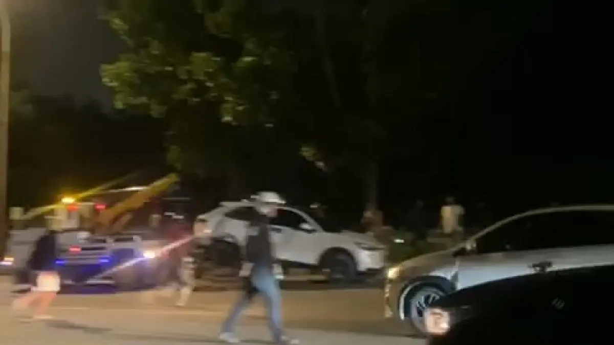 Petugas mengevakuasi mobil yang ringsek usai ditabrak truk kontainer di Jalan Sudirman Batam, Senin (13/4) malam. F. Tangkapan layar video warga