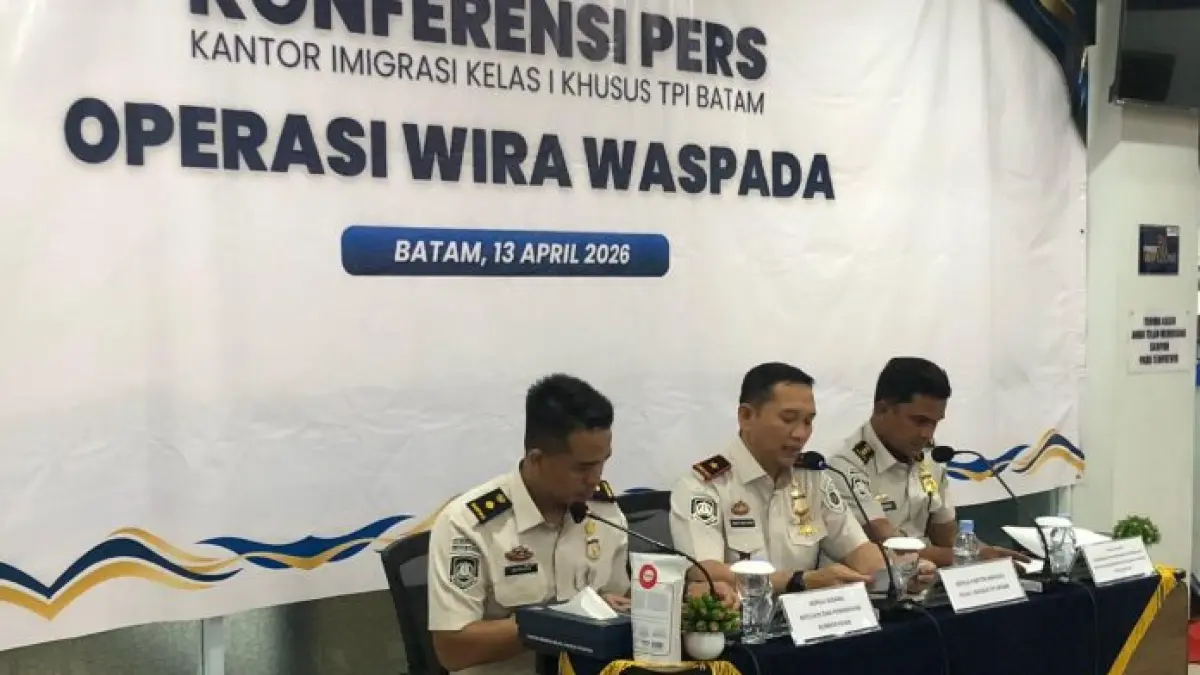 Pihak imigrasi Batam saat menggelar konfrensi pers terkait dugaan pelanggaran oleh 6 WNA, Senin (13/4/2026). F Azis Maulana/ Batam Pos