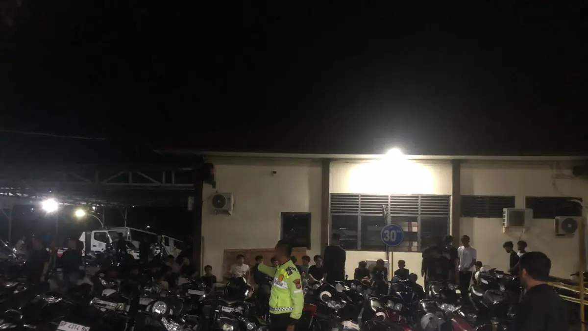 Polisi mengamankan puluhan sepeda motor pelaku balap liar di Dompak Tanjungpinang, Minggu (12/4) dinihari. F. Satlantas Polresta untuk Batam Pos
