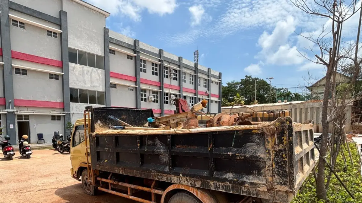 Satu truk dan berbagai barang bukti lainnya terkait tambang pasir ilegal di Nongsa saat diamankan di Polda Kepri, F shinta