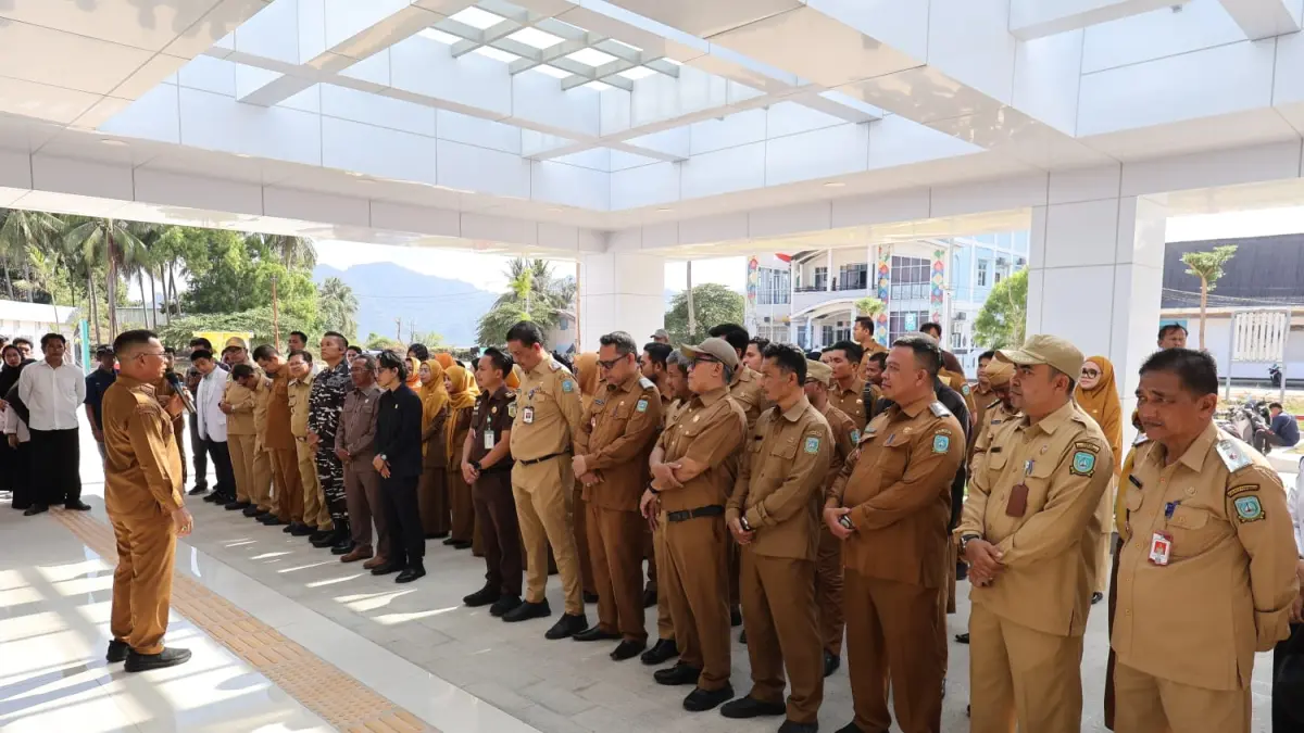 Sejumlah Aparatur Sipil Negara (ASN) mendengarkan arahan dari Bupati Kepulauan Anambas, Aneng saat apel. Kini, 6 ribu ASN telah menerima THR dengan total Rp 17 Miliar. F Adies untuk Batam Pos