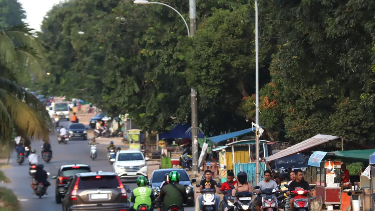 Sejumlah kendaraan melintas di jalan Tengku Sulung Batam kota, Minggu (1/2). Pemerintah berencana akan melakukan pelabaran jalan tersebut. F Cecep Mulyana/Batam Pos