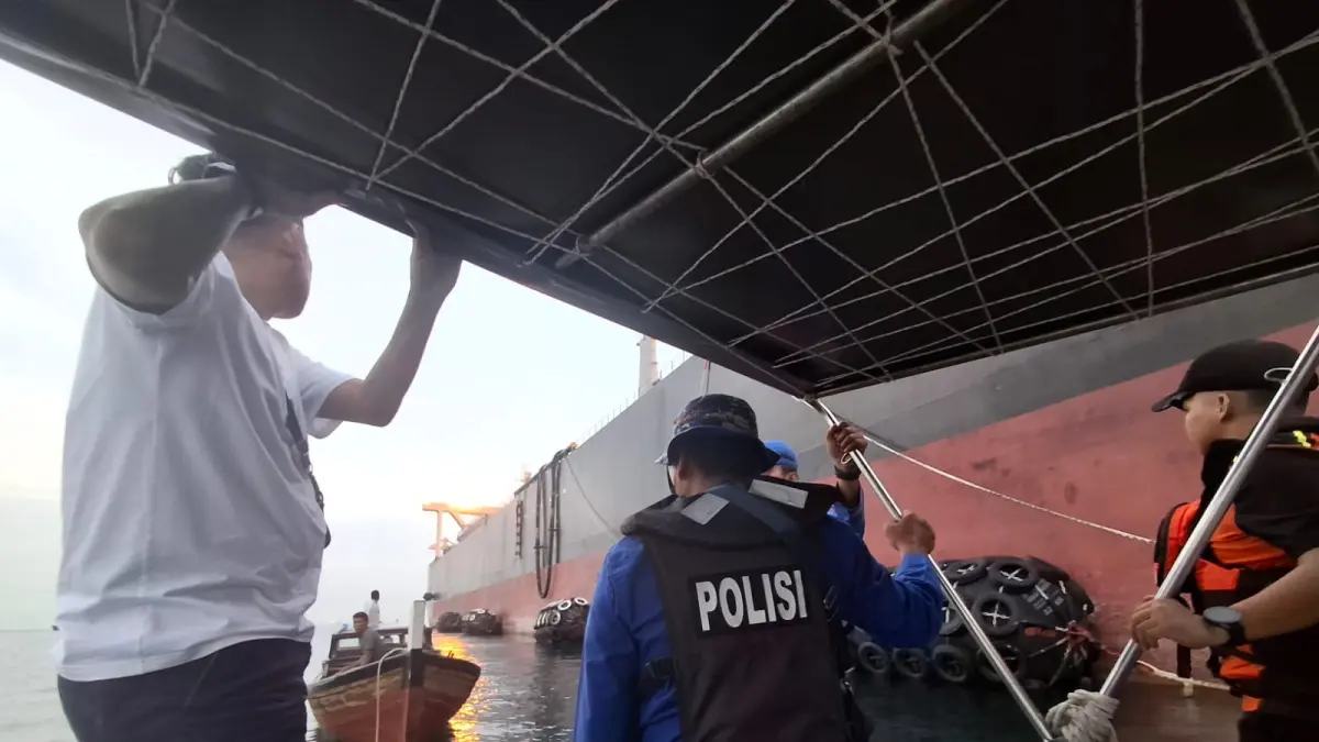 Tim SAR Gabungan berhasil melakukan penjemputan dua nelayan Karimun di Perairan&nbsp;
perbatasan Indonesia-Malaysia. F Ist untuk Batam Pos