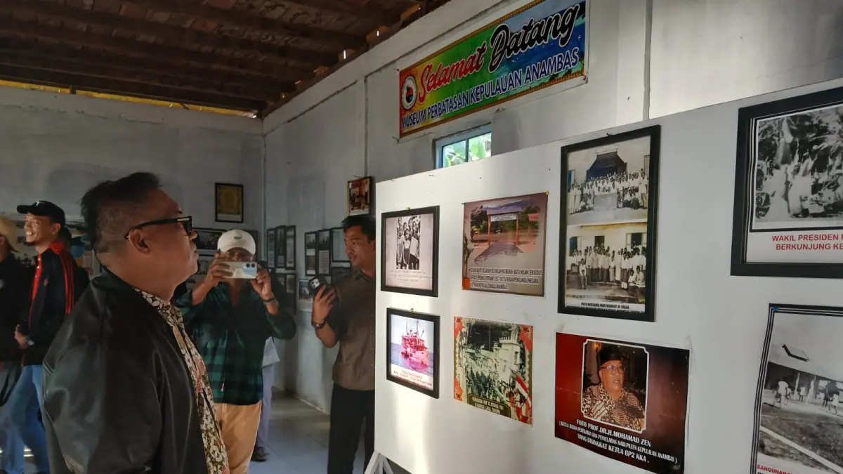 Wagub Nyanyang melihat foto peninggalan di Museum Perbatasan Desa Tiangau. F Ihsan Imaduddin/Batam Pos