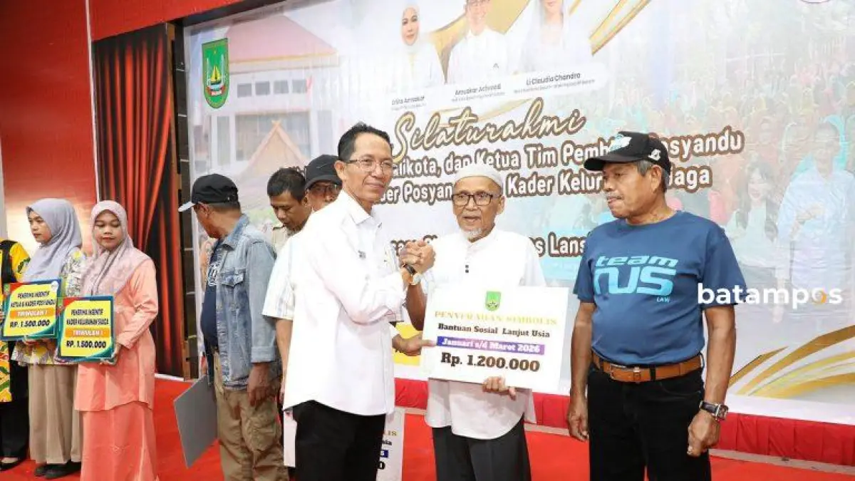 Wali Kota Batam Amsakar Achmad serahkan insentif ke lansia dan kader Posyandu di Golden Prawn, Senin (13/4/2026). F. M sya’ban/ Batam Pos