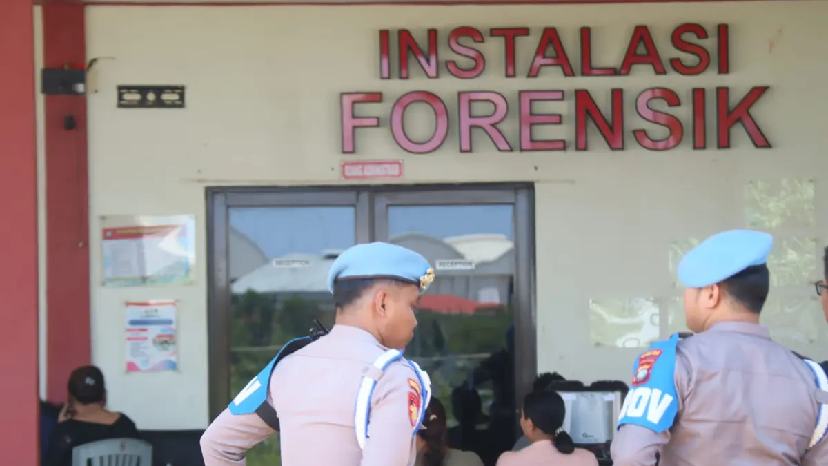 Suasana di Instalasi Forensik RS Bhayangkara Polda Kepri tampak dijaga ketat, Selasa (14/4), seiring proses penanganan jenazah Bripda Natanael Simanungkalit. Pihak keluarga dan kuasa hukum menunggu hasil pemeriksaan medis untuk mengungkap penyebab pasti kematian korban yang diduga terkait kekerasan. F. Cecep Mulyana/Batam Pos