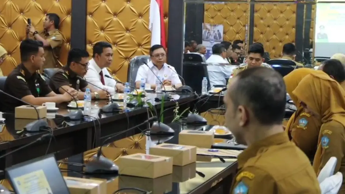 Kajari Bintan, Rusmin dan Bupati Bintan, Roby Kurniawan saat kegiatan penandatanganan perjanjian kerja sama penanganan hukum bidang perdata dan tata usaha negara di ruang rapat 2 Kantor Bupati Bintan di Bintan Buyu, Senin (13/4/2026). F.Slamet Nofasusanto/Batam Pos