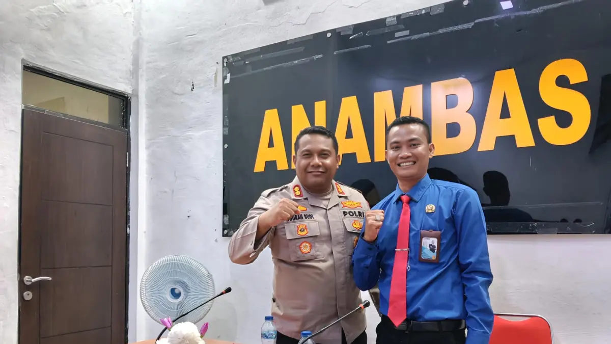 Kapolres Kepulauan Anambas, AKBP I Gusti Ngurah Agung Budianaloka bersama kuasa hukum pelapor, Sahala Gultom. F Ihsan Imaduddin/Batam Pos