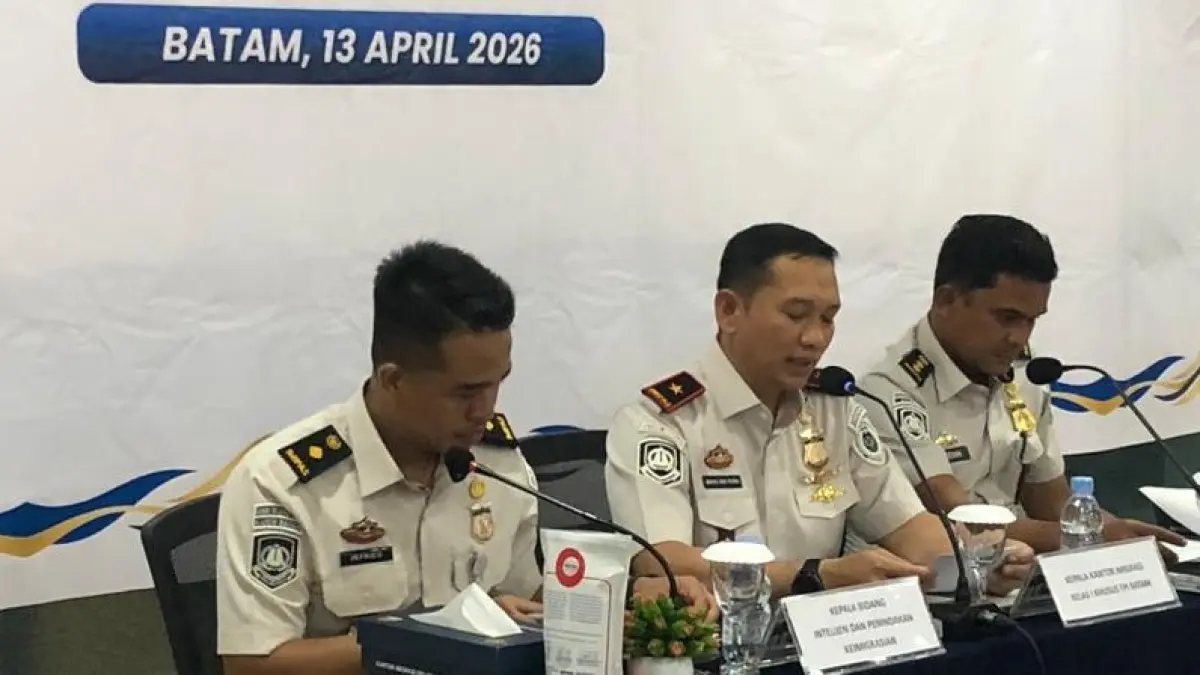 Kepala Kantor Imigrasi Batam, Wahyu Eka Putra, memberikan keterangan terkait penindakan pelanggaran keimigrasian, Senin (13/4). F. Azis Maulana/ Batam Pos