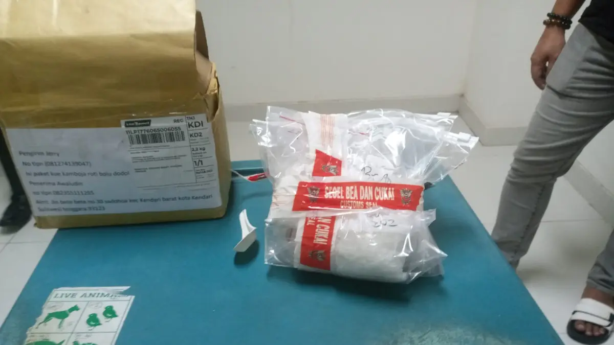 Paket berisikan sabu-sabu usai diamankan petugas di terminal kargo Bandara RHF Tanjungpinang. F. Bandara RHF untuk Batam Pos