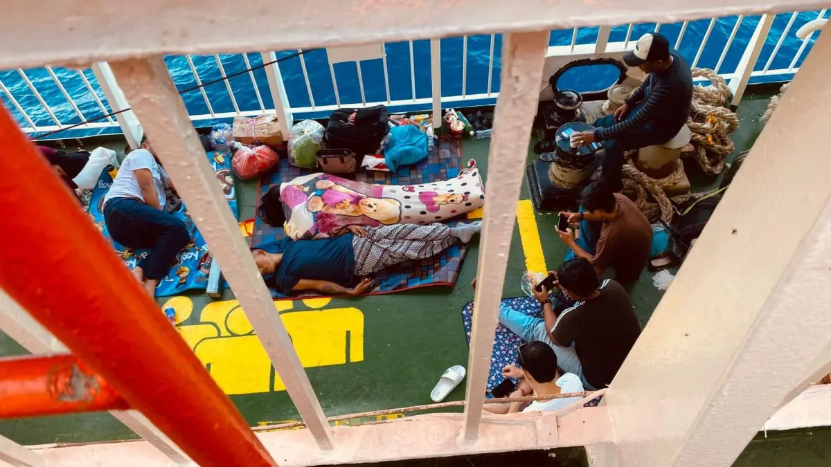 Penumpang yang hendak ke Anambas terpaksa emperan di deck KMP Bahtera Nusantara 01. F Rikaswin untuk Batam Pos
