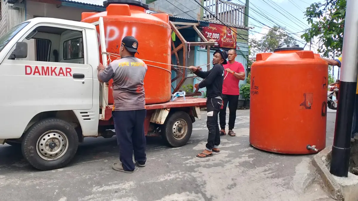 Petugas Damkar Kepulauan Anambas menyalurkan air bersih ke pemukiman warga, Selasa (14/4/2026). F Ihsan Imaduddin/Batam Pos