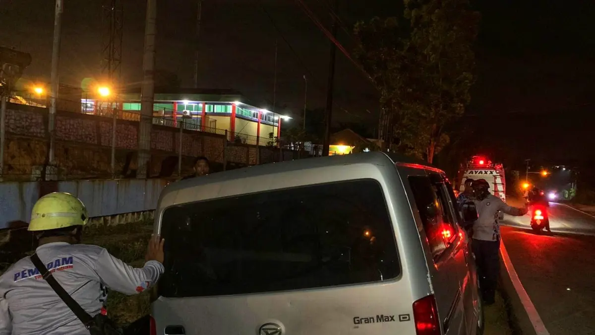 Petugas Damkar saat mengevakuasi mobil terperosok di parit di Jalan Indunsuri, Tanjunguban, Kecamatan Bintan Utara, pada Senin (13/4/2026) malam. F.Damkar Tanjunguban untuk Batam Pos
