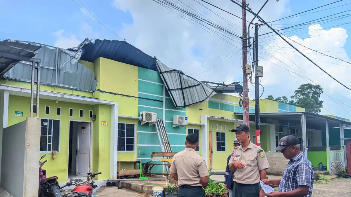 Rumah warga di Kelurahan Tebing, Kecamatan Tebing yang rusak akibat dihantam angin puting beliung, Selasa (14/4/2026). F Sandi Pramosinto/Batam Pos