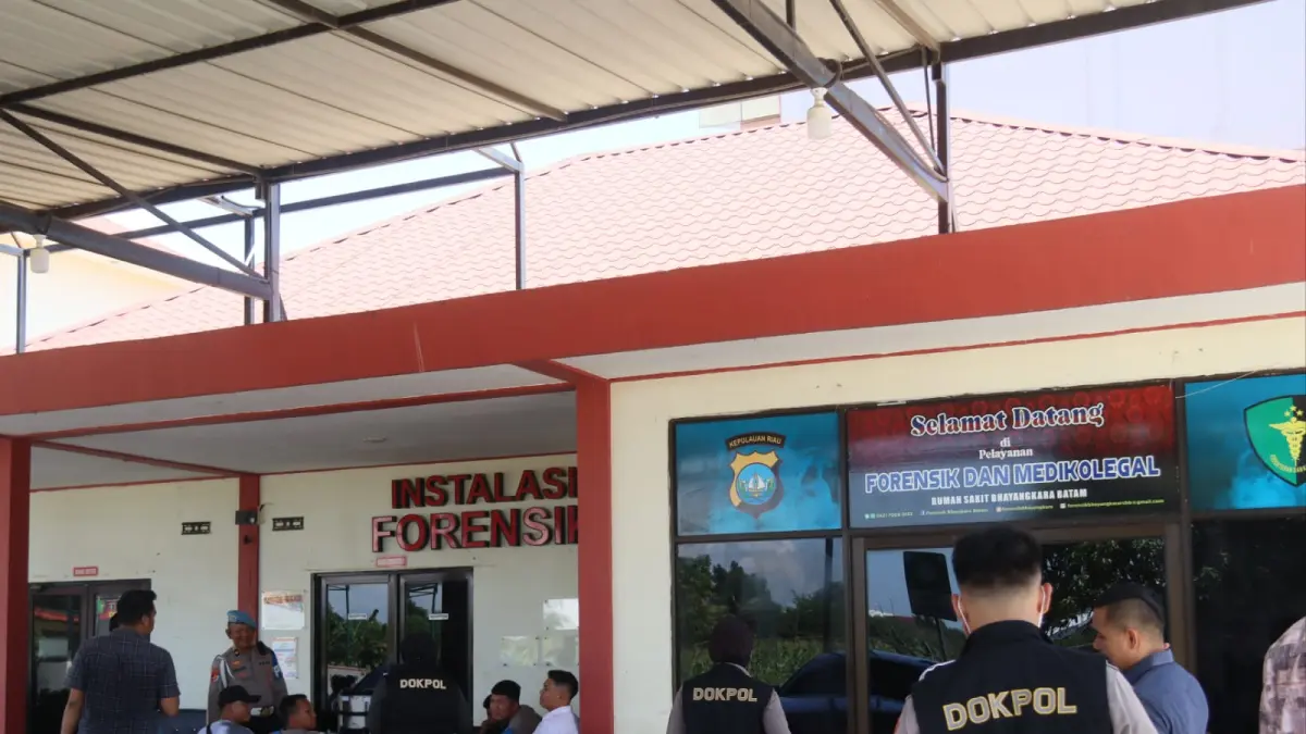 Suasana di Instalasi Forensik RS Bhayangkara Polda Kepri tampak dijaga ketat saat proses pemeriksaan jenazah Bripda Natanael Simanungkalit berlangsung. F. Cecep Mulyana/Batam Pos