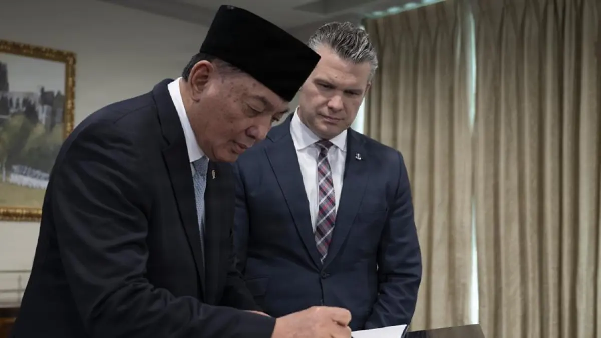 MENTERI Pertahanan Indonesia Sjafrie Sjamsoeddin (kiri) menandatangani buku tamu sebelum pertemuan bilateral dengan Menteri Urusan Perang AS Pete Hegseth (kanan) di Gedung Pentagon, Senin (13/4/2026) waktu setempat tau Selasa (14/4/2026). F Navy Petty Officer 1st Class Eric Brann untuk Batam Pos
