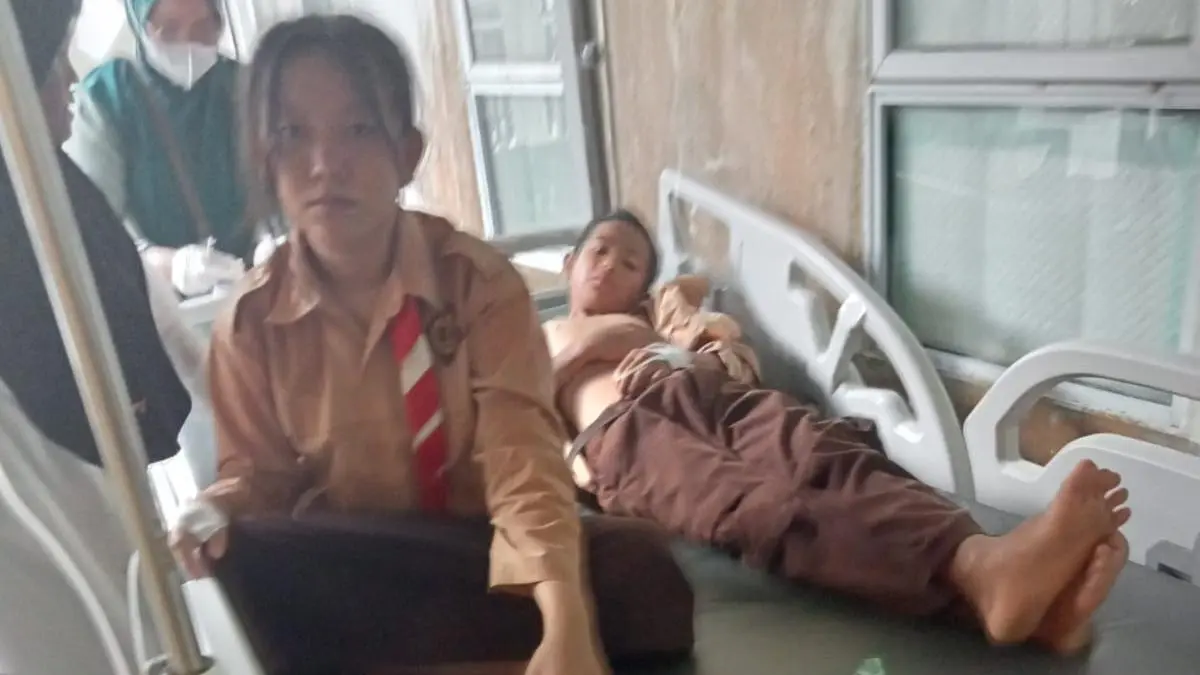 DUA dari Puluhan pelajar saat dibawa ke RSUD Palmatak untuk mendapat perawatan setelah mengalami mual dan pusing usai konsumsi MBG di Anambas, Rabu (15/4/2026). F Gina untuk Batam Pos
