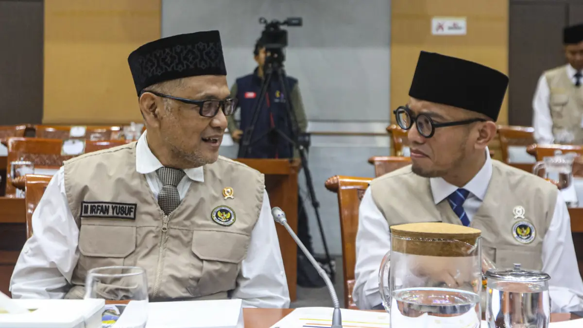 Menteri Haji dan Umrah Mochamad Irfan Yusuf bersama Wakil Menteri Haji dan Umrah Dahnil Anzar Simanjuntak bersiap mengikuti rapat kerja bersama Komisi VIII DPR di Kompleks Parlemen, Senayan, Jakarta, Selasa (10/2/2026). (Salman Toyibi/ Jawa Pos)