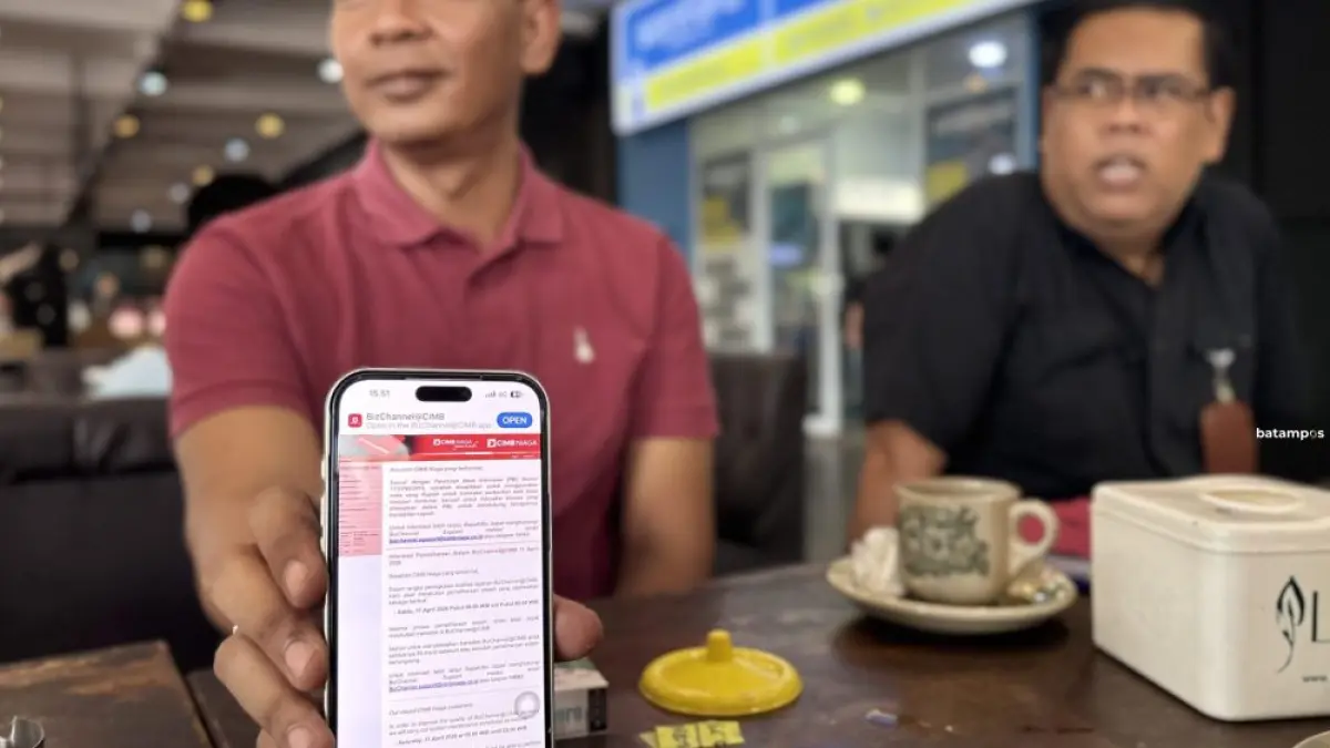 Nasabah CIMN Niaga Batam yang diduga menjadi korban pembobolan rekening Rp 1,8 Miliar menunjukan aplikasi BizChannelCIMB