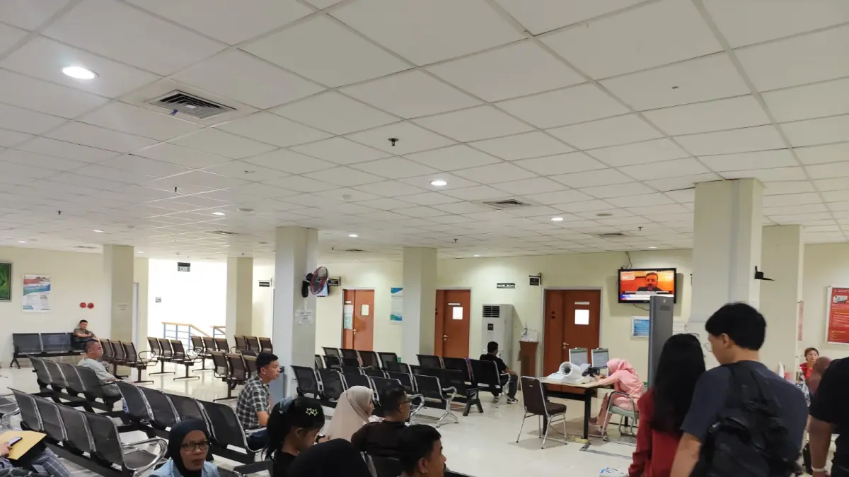 PASIEN saat menunggu giliran untuk berobat di RSUD Raja Ahmad Tabib Tanjungpinang, Rabu (15/4/2026). Dalam waktu dekat, Kemenkes akan mengirimkan bantuan 24 alat medis ke RS ini. F. Mohamad Ismail/Batam Pos