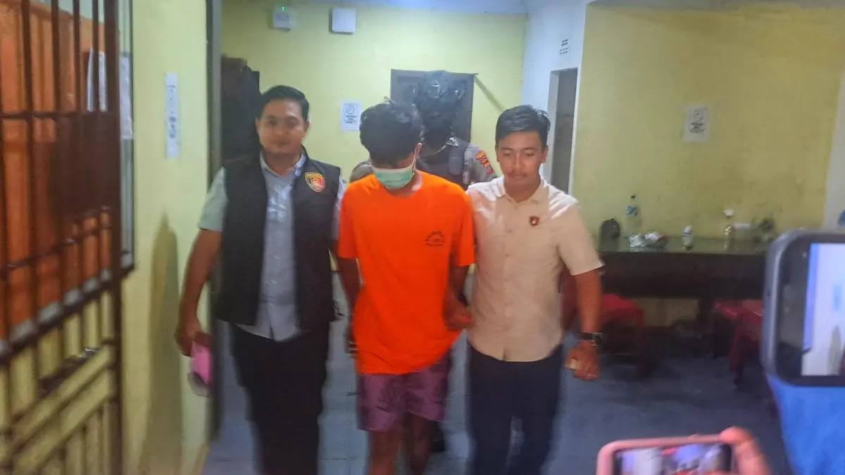 Polisi mengiring pelaku pencurian ke ruang penyidik di Mapolsek Bintan Timur, Rabu (15/4/2026). F.Slamet Nofasusanto/Batam Pos
