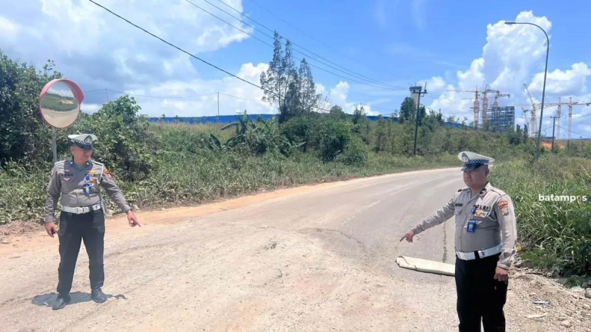 Polisi menunjukkan salah satu titik kerusakan di Jalan Trans Barelang.