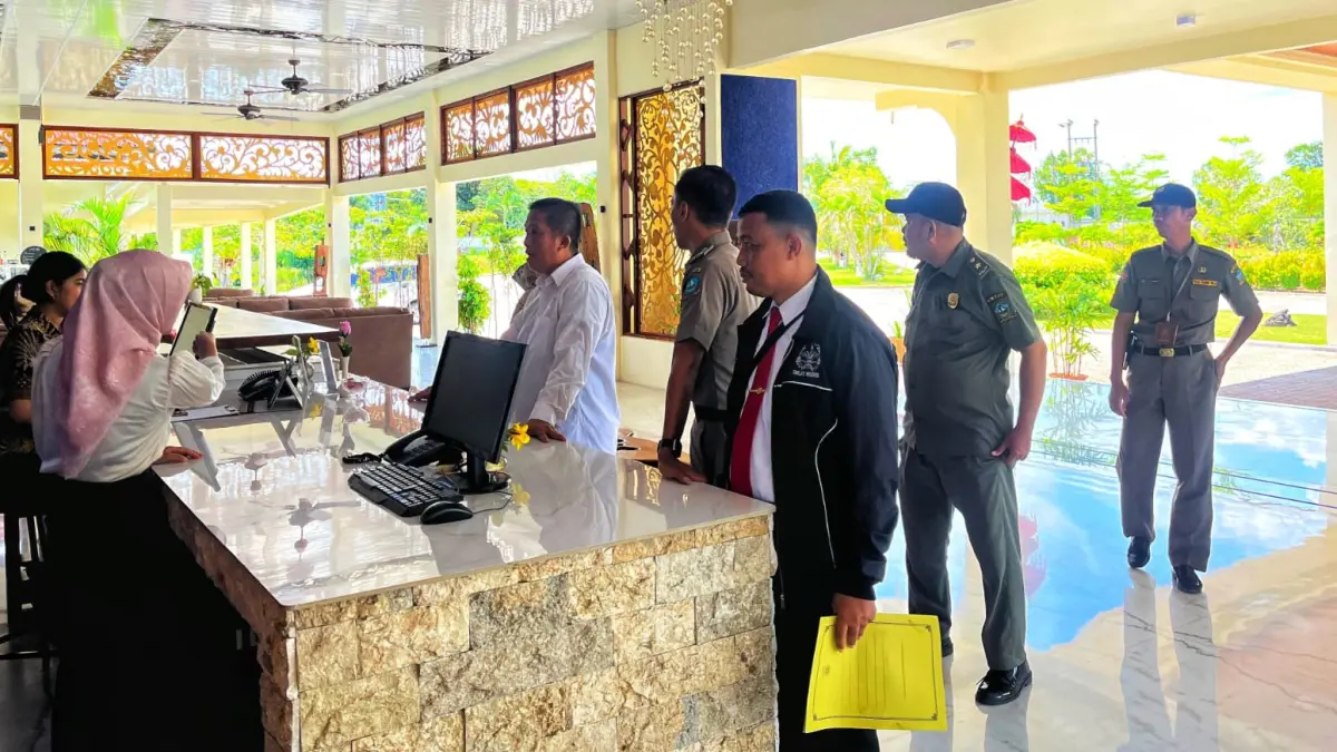 Satpol PP Bintan mengecek perizinan Hotel dan Villa Royal Bintan Heritage di Jalan Lingkar Wacopek, Kampung Batu Licin, Kelurahan Gunung Lengkuas, Kecamatan Bintan Timur. F.Satpol PP Bintan untuk Batam Pos