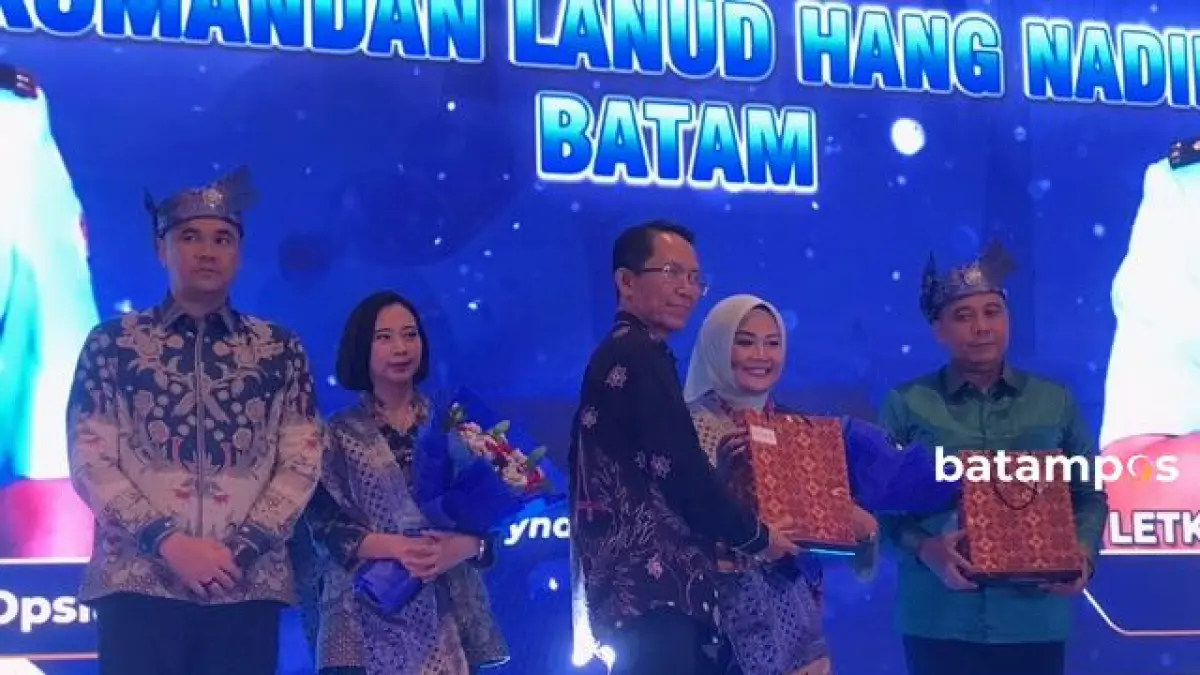 Wali Kota Batam Amsakar Achmad menyerahkan cenderamata kepada Komandan Lanud Hang Nadim beserta istri dalam acara pisah sambut di Wyndham Panbil. F.M. Sya’ban/Batam Pos