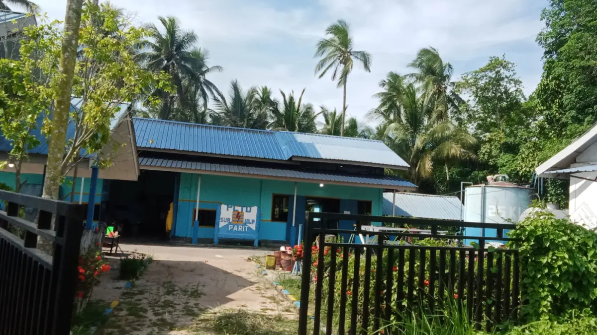 PLTD yang beroperasi di Desa Parit, Kecamatan Selat Gelam akan diganti dengan PLTS dalam rangka mengurangi konsumsi BBM. F Sandi Pramosinto/Batam Pos