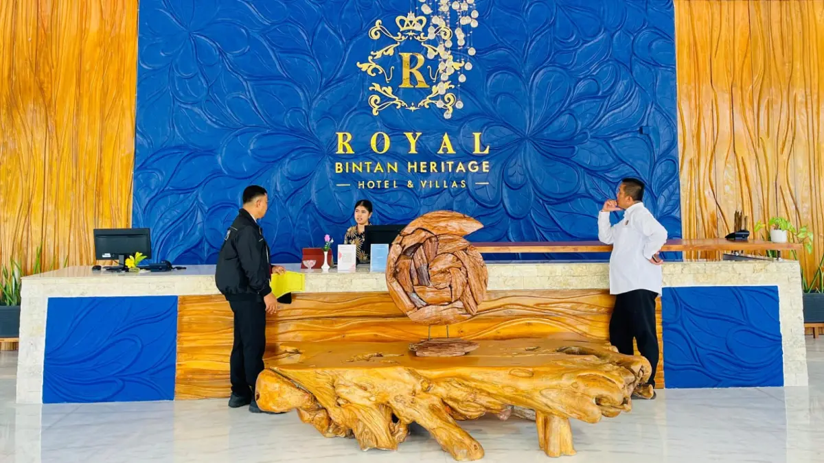 Satpol PP saat turun ke lokasi Hotel and Villa Royal Bintan Heritage jalan Lingkar Wacopek, Kampung Batu Licin, Kelurahan Gunung Lengkuas, Kecamatan Bintan Timur, pada Senin (13/4/2026). F.Suwarsono untuk Batam Pos