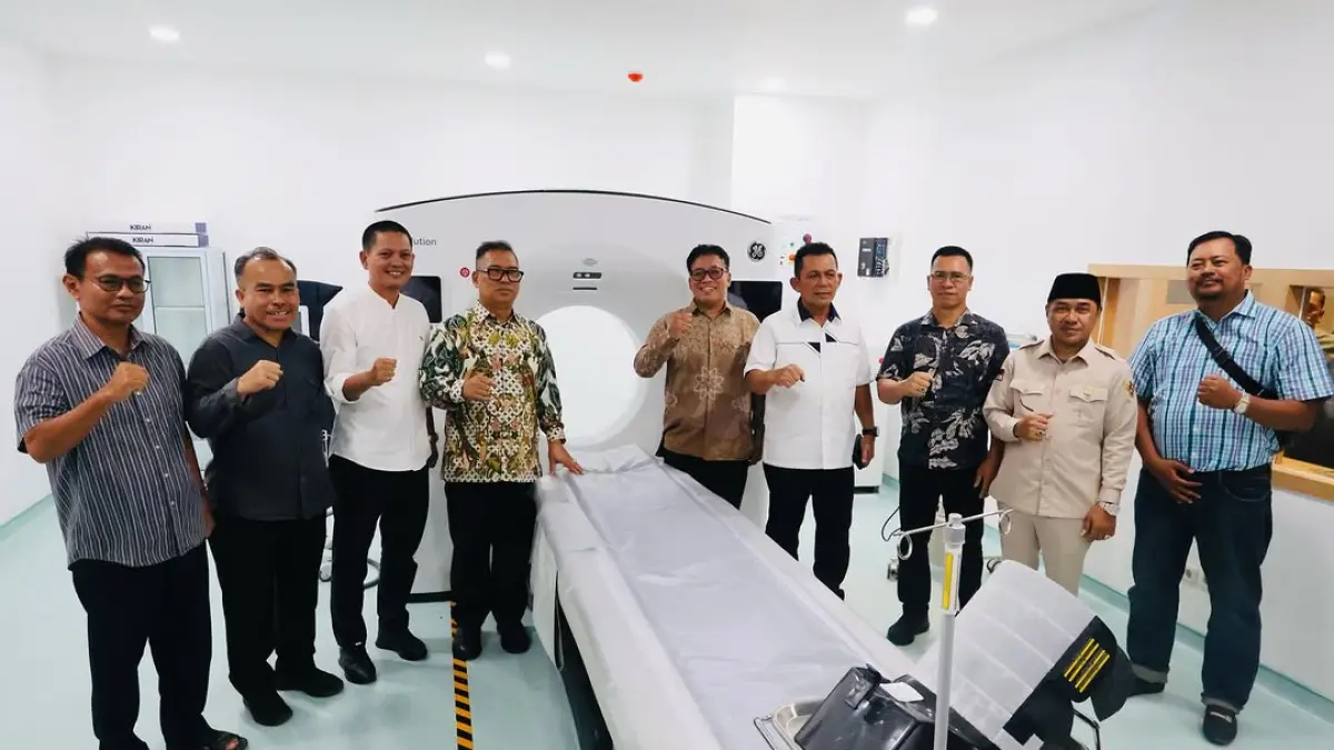 Anggota DPRD Kepulauan Anambas, Abdul Hakim (baju kemeja cokelat peci hitam) bersama Pimpinan Daerah meninjau peralatan medis di RSUD Tarempa. F Ihsan Imaduddin/Batam Pos
