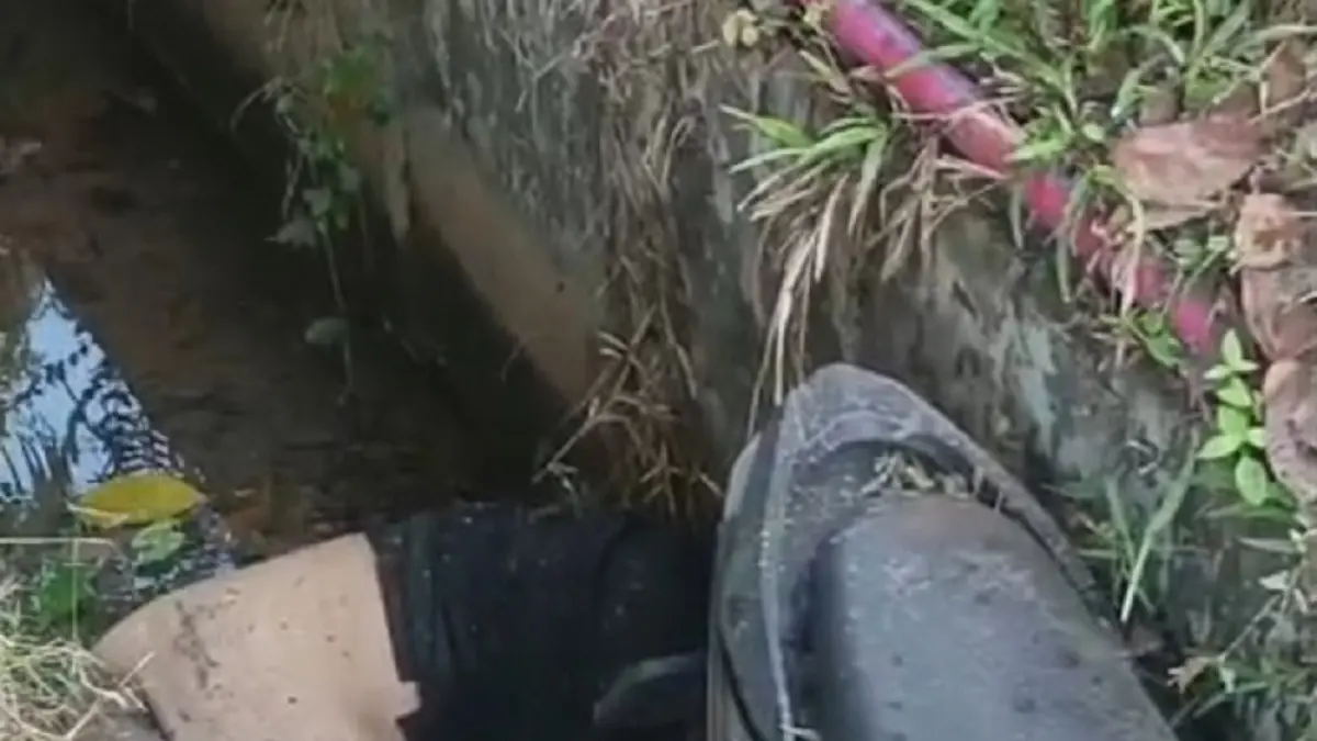 Aprinaldi ditemukan dalam parit di Jalan RE Martadinata, Sekupang, Jumat (17/4) pagi. Korban diduga mengalami kecelakaan tunggal hingga sepeda motor yang dikendarainya ikut terperosok ke dalam parit. F. Istimewa