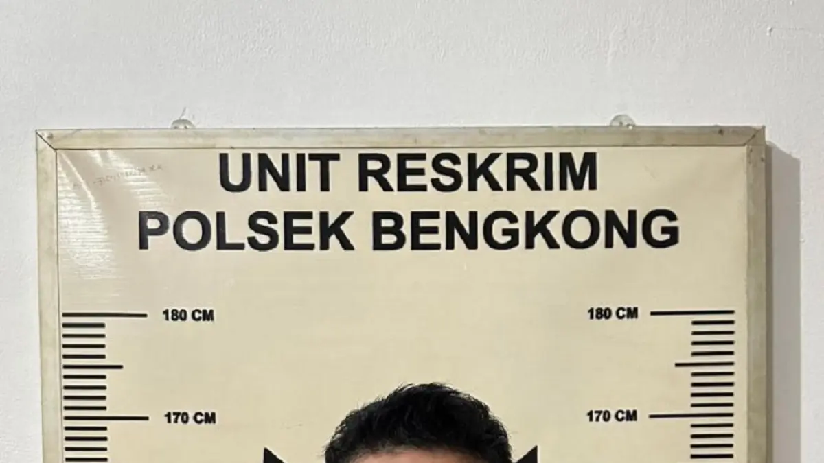 AW, pelaku penganiayaan seorang pemuda di kawasan Bengkong Garama diamankan Polsek Bengkong, Kamis (16/4) malam. F. Dok. Polsek Bengkong untuk Batam Pos 