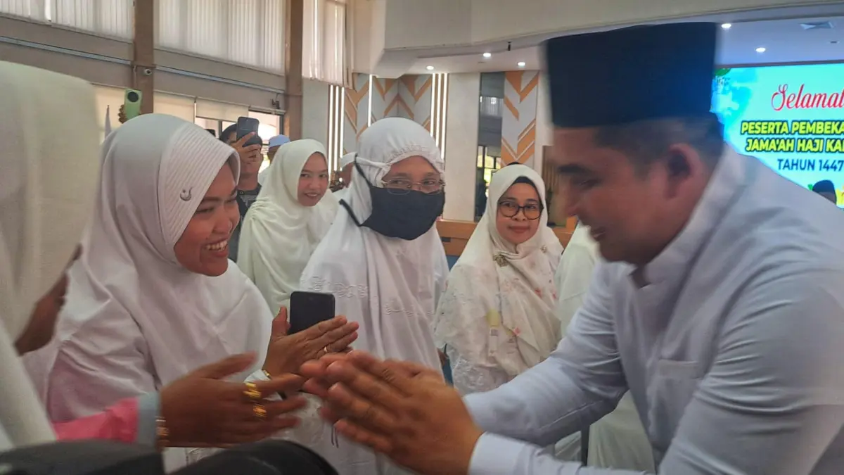 Bupati Bintan, Roby Kurniawan melepas calon jemaah haji Bintan di Aula Kantor Bupati Bintan, Bintan Buyu, pada Jumat (17/4/2025) pagi. F.Slamet Nofasusanto/Batam Pos