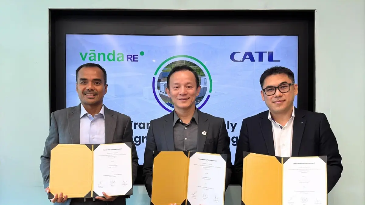 Dari kiri, Director PT Vanda Energy Indonesia, Enda Ginting; Executive President of APAC CATL, Zhu Wei; dan Head Renewable Energy Projects Gentari, Joseph Wong saat menandatangani framework supply agreement, Jumat (17/4).  F. Istimewa