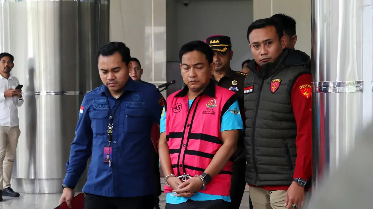 Ketua Ombudsman RI 2026 - 2031 Hery Susanto seusai menjalani pemeriksaan dan penetapan tersangka di Gedung Bundar Jampidsus Kejaksaan Agung, Jakarta, Kamis (16/4/2026). (Dery Ridwansah/ JawaPos.com).