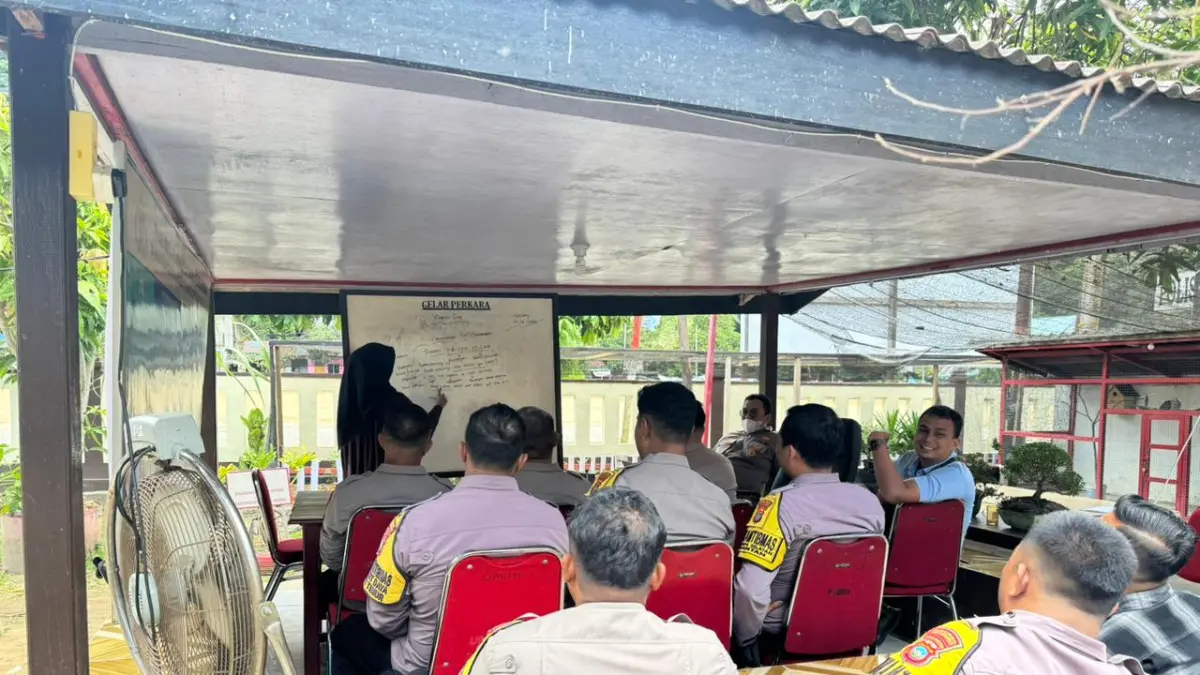 Personil Polsek Siantan serius mendengar arahan dari guru dalam belajar inggris. F Ihsan Imaduddin/Batam Pos