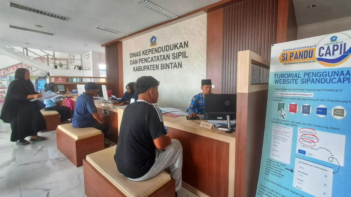 Petugas Disdukcapil Bintan tetap melayani masyarakat meski WFH mulai diterapkan di Bintan, sejak Jumat (17/4/2026). F.Slamet Nofasusanto/Batam Pos