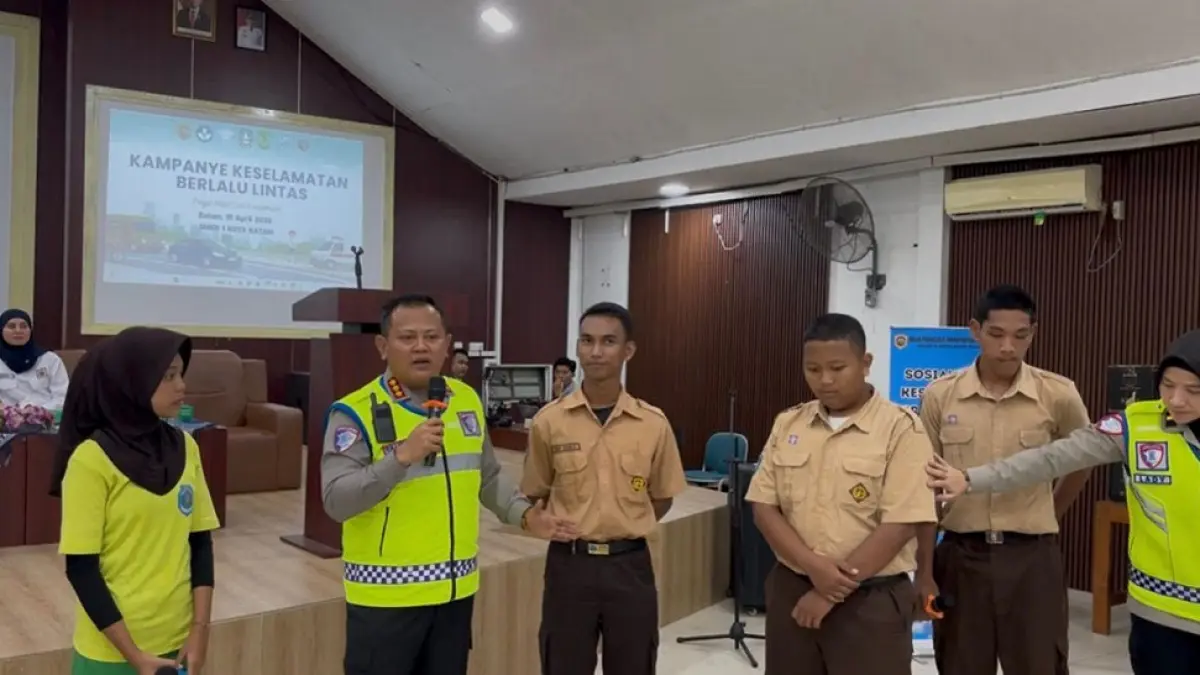 Petugas Ditlantas Polda Kepri memberikan edukasi keselamatan berlalu lintas kepada pelajar di SMKN 1 Batam. F. Yashinta/Batam Pos