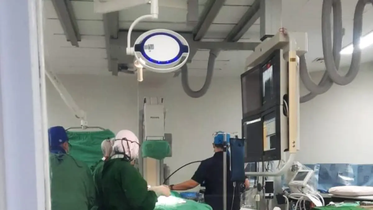 RSBP Batam melaksanakan tindakan intervensi penyakit jantung bawaan tanpa bedah terbuka bagi pasien dewasa, perdana di Kepulauan Riau, dengan pendampingan tim dokter tamu. Foto. RSBP Batam untuk Batam Pos