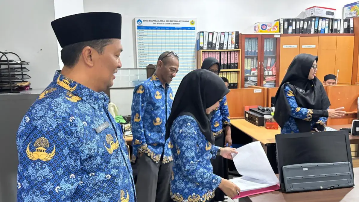 Tim dari BKPSDM Kabupaten Karimun melakukan sidak ke OPD untuk memastikan ASN yang tidak masuk WFH tetap masuk bertugas di kantor. F Sandi Pramosinto/Batam Pos